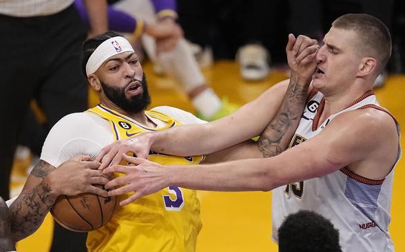 詹姆斯在巅峰末期遇到戴维斯,詹姆斯和戴维斯对抗2019赛季