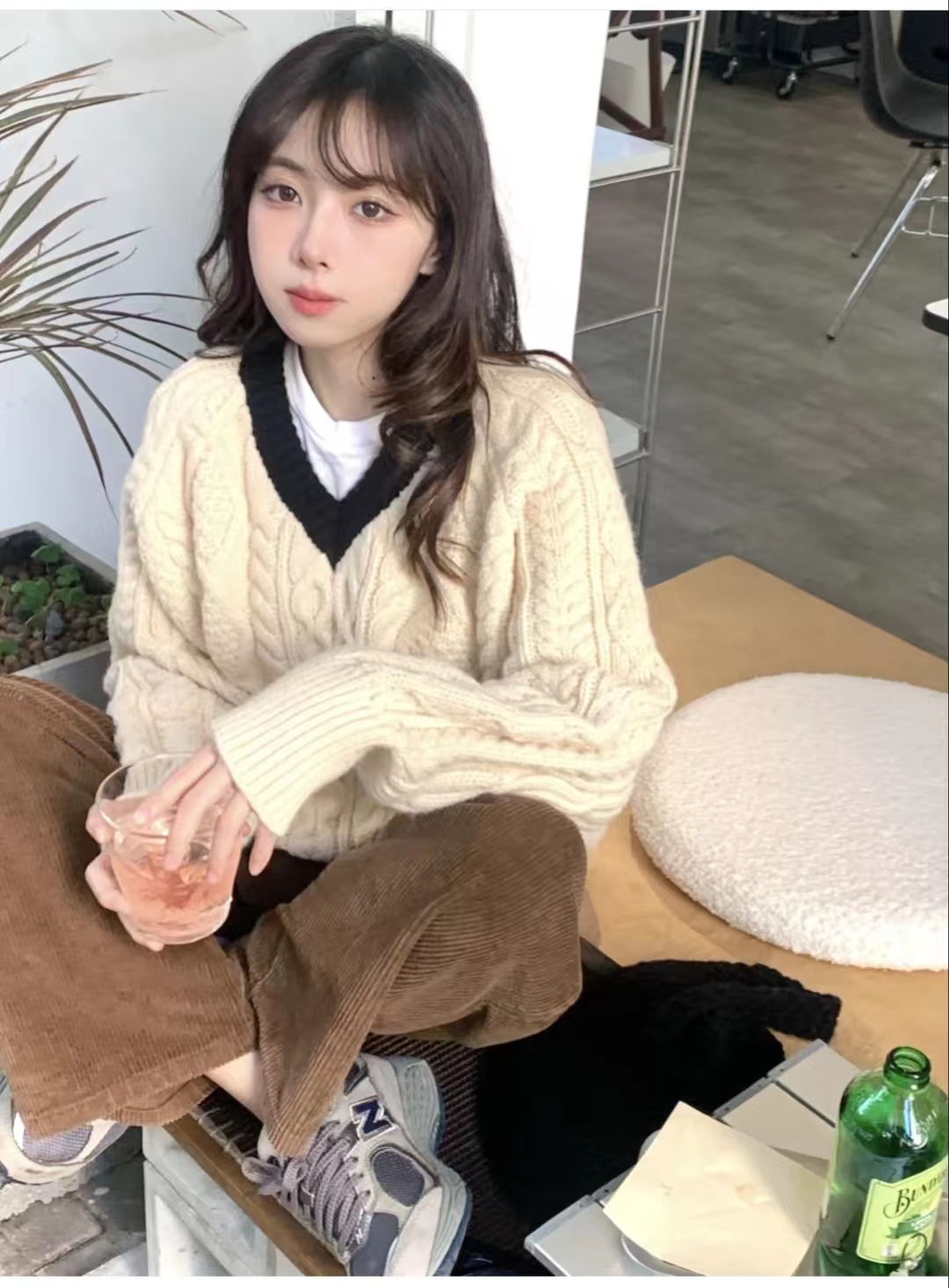 灯芯绒裤子冬季搭配高跟鞋好吗,灰色灯芯绒裤子搭配什么颜色上衣