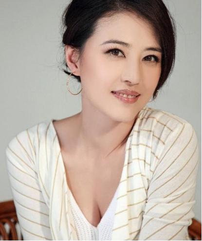 最有钱女明星刘亦菲,刘亦菲秀名贵翡翠大耳环