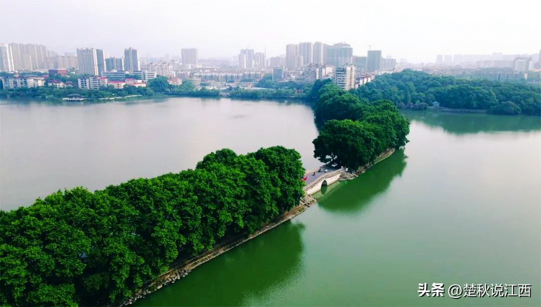 甘棠湖上“娘娘庙”，是为闹市中的一方净土，风光旖旎，四季浪漫