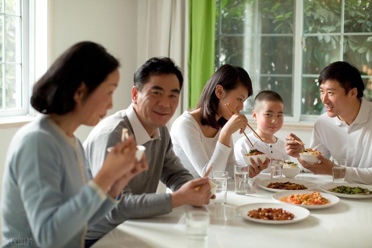 儿子花六千多买手机,儿媳看到后不高兴,第二天却转怒为喜