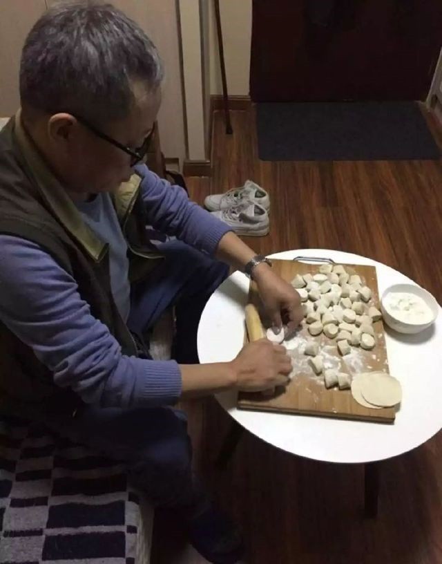 60岁，他大概是中国存活最久的艾滋病人，带着自己遗像活了十几年