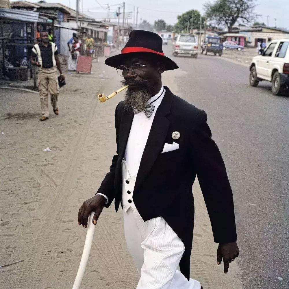 贷巨款只为购买奢侈品，不顾家人生活贫穷？非洲贫民窟的“绅士”