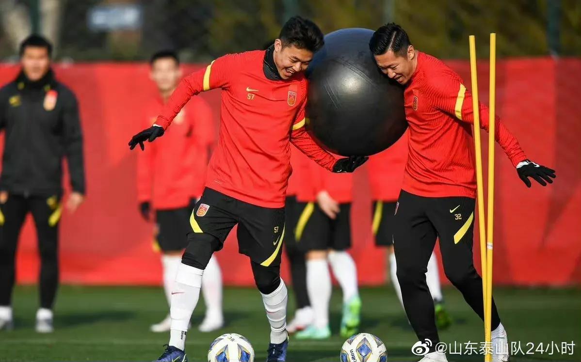 中国国家足球队训练图,利马晒在国家队训练照