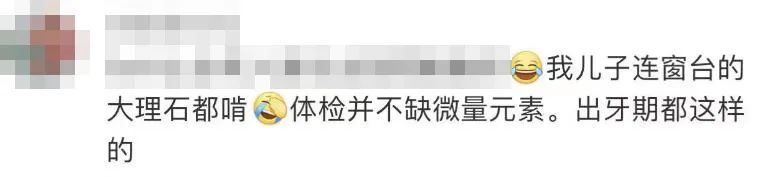 宝宝爬围栏磨牙,长牙宝宝啃围栏