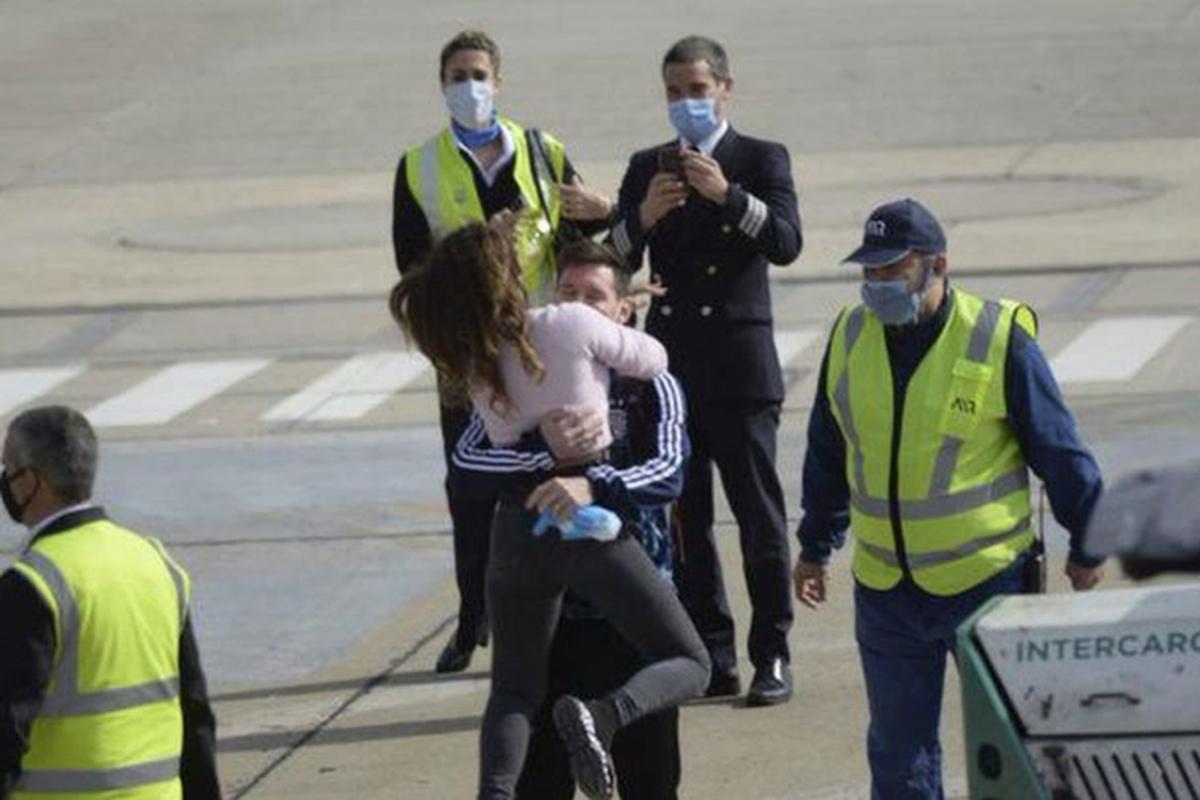 太甜了梅西与妻子在机场深情拥吻,梅西9岁时对她一见钟情