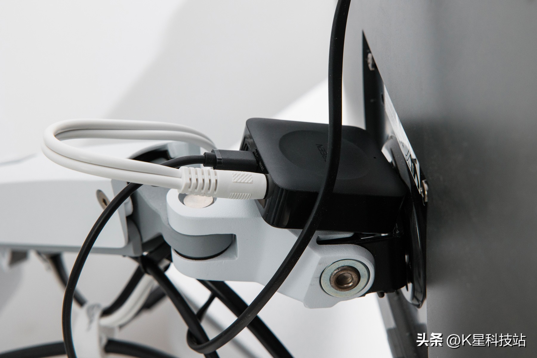 我的桌面我做主，一套平淡无奇白色系生产力+重度娱乐桌面分享