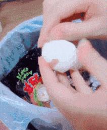 男子为庆祝好基友退伍穿女装迎接,男子庆祝哥们退役