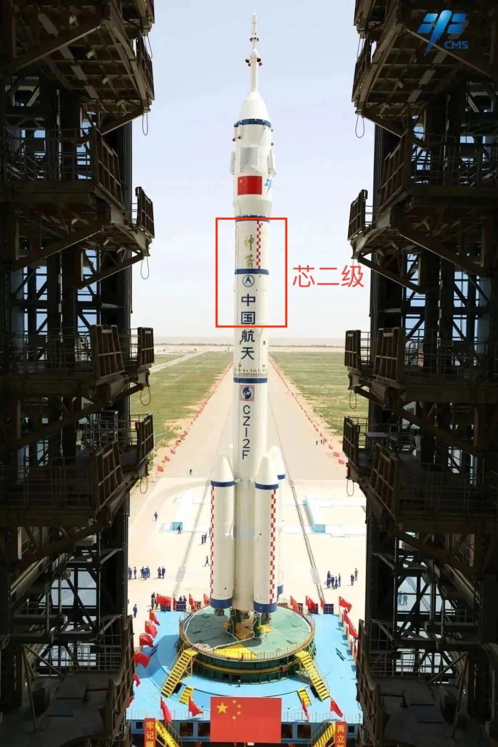 成都惊现不明飞行物原视频,在成都街头偶遇歼20低空飞过