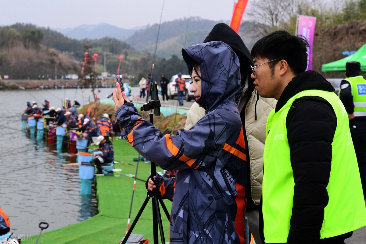 钓鱼野钓发家致富,农村小伙钓鱼直播间