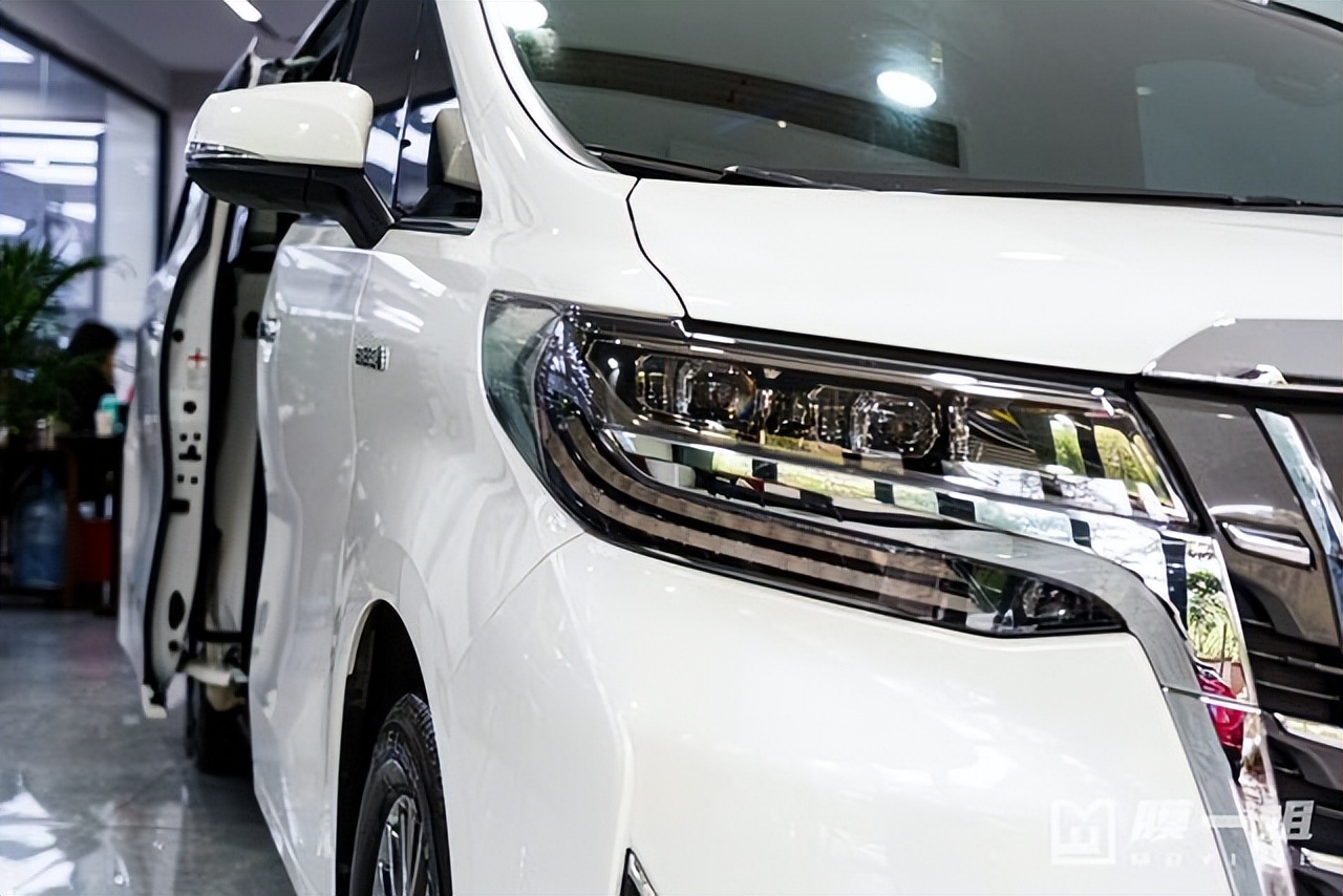 汽车贴膜从里面贴还是从外面贴,汽车贴膜应该贴里面还是贴外面