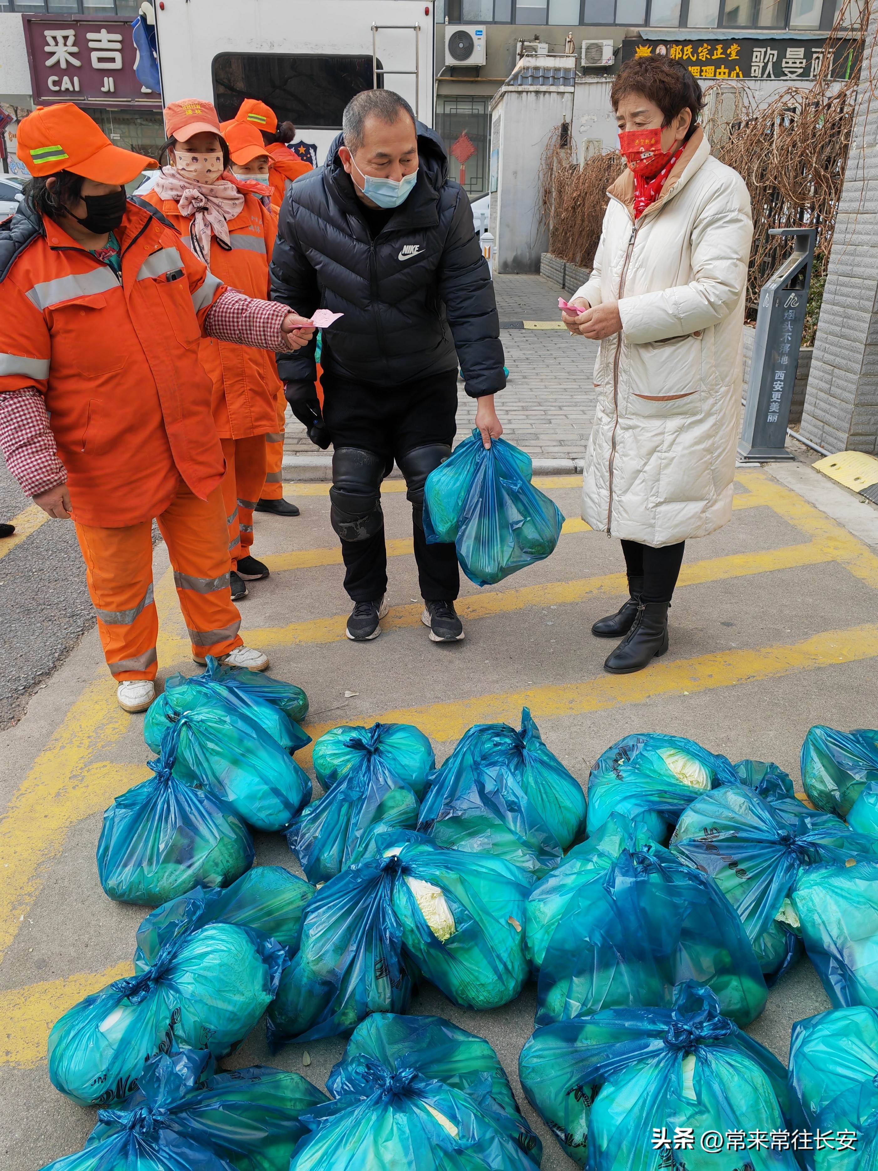 南院门蒲公英志愿者相互关守“白菜萝卜表示我一点心意”西安之声