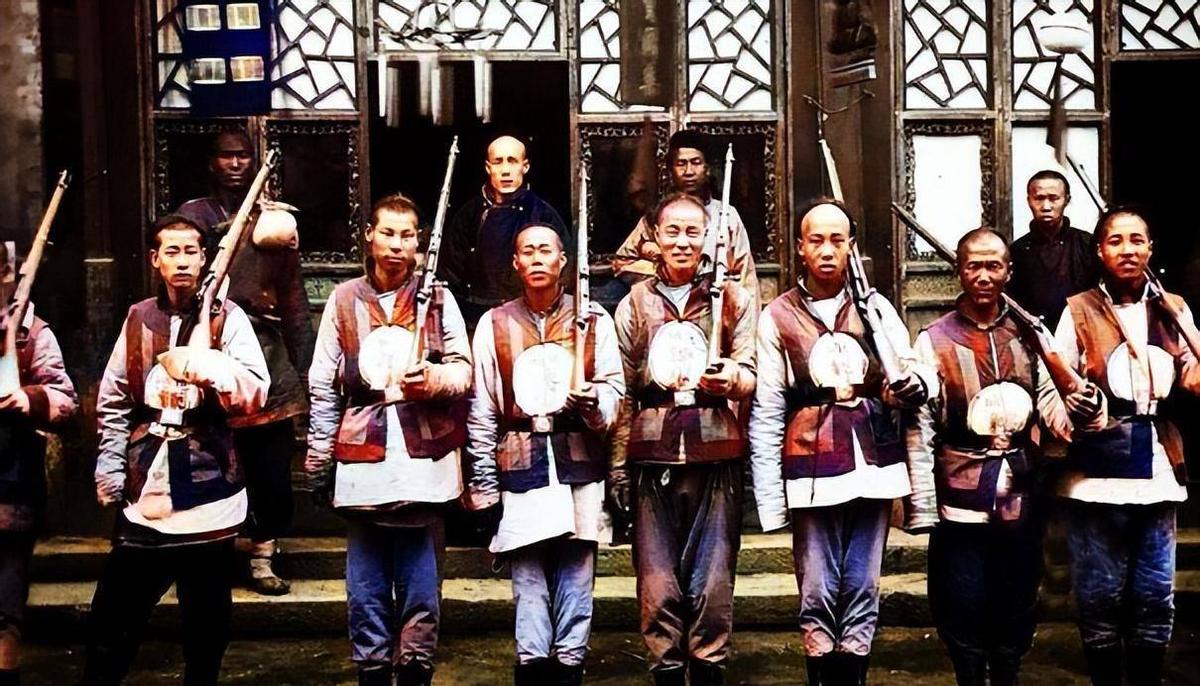 高清老照片：旗人格格大腿岔开豪放洗衣，地主三妻四妾不输女明星