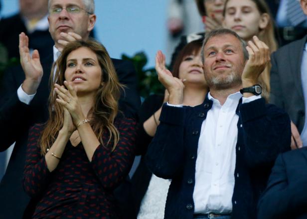 应该谴责而不是赞美，英媒呼吁蓝军球迷攻击阿布，想体面离开都难