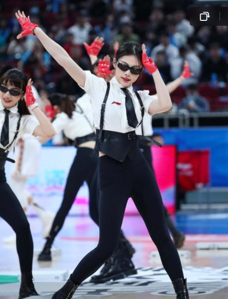 宋小粤和黄逸辉,cba啦啦队黄逸辉vs宋小粤