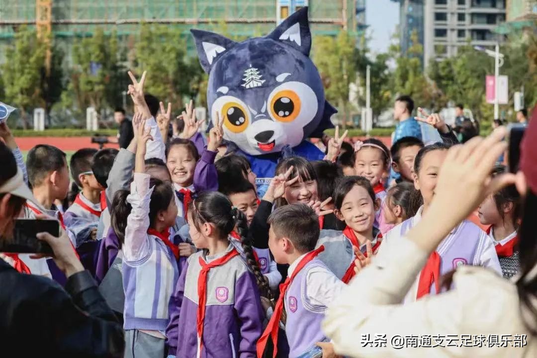 冬奥夺冠举冰墩墩,冬奥冠军与冰墩墩