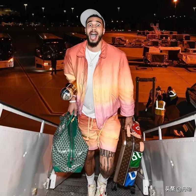 NBA晚报：詹姆斯与车王合照，獭兔给科比发短信，热巴怒撕球衣