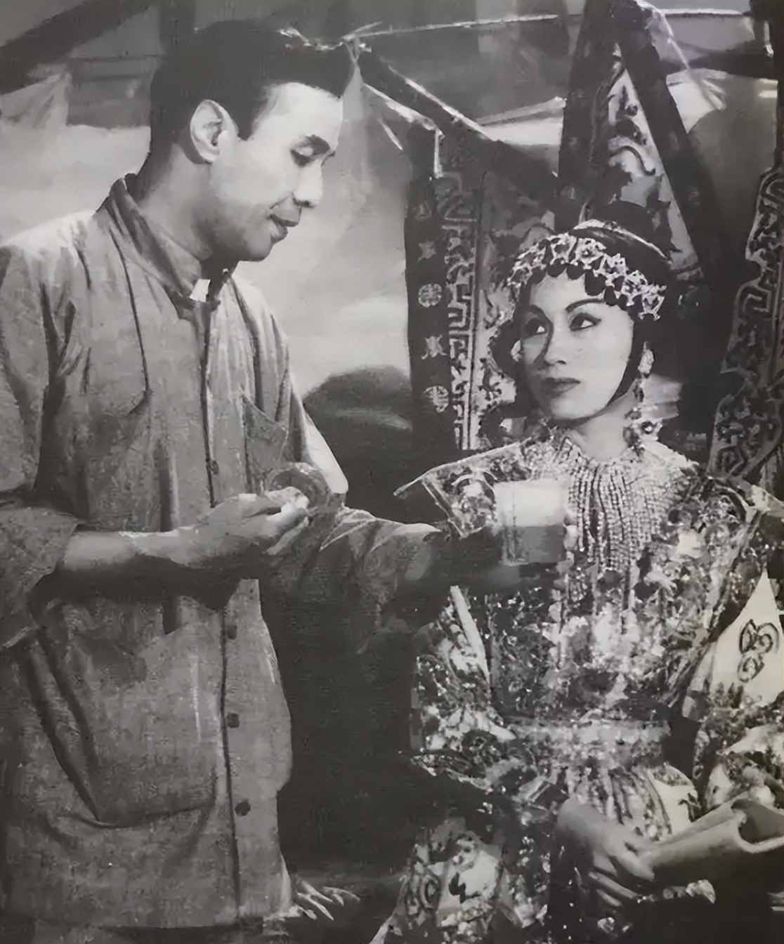 红线女与赵丹完整版,红线女一生四段情史