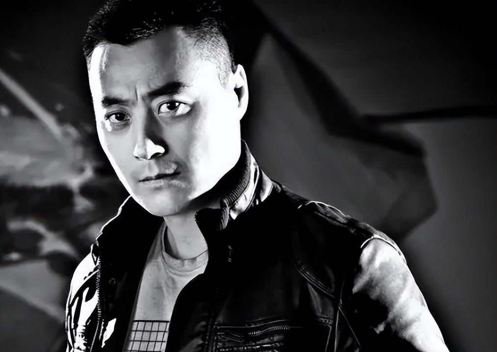 他9块钱娶了老婆住9平米的地下室7年,成名后也坚决不*妻换**