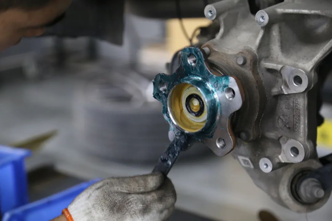 宝马x5拆刹车盘视频,宝马x5红色卡钳和蓝色卡钳的区别