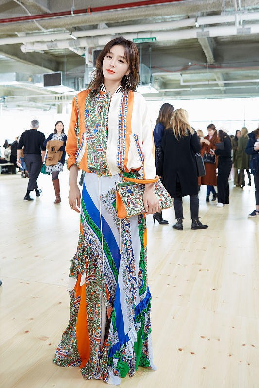 闪耀的她秦岚穿搭同款黄色连衣裙,秦岚身着toryburch2022