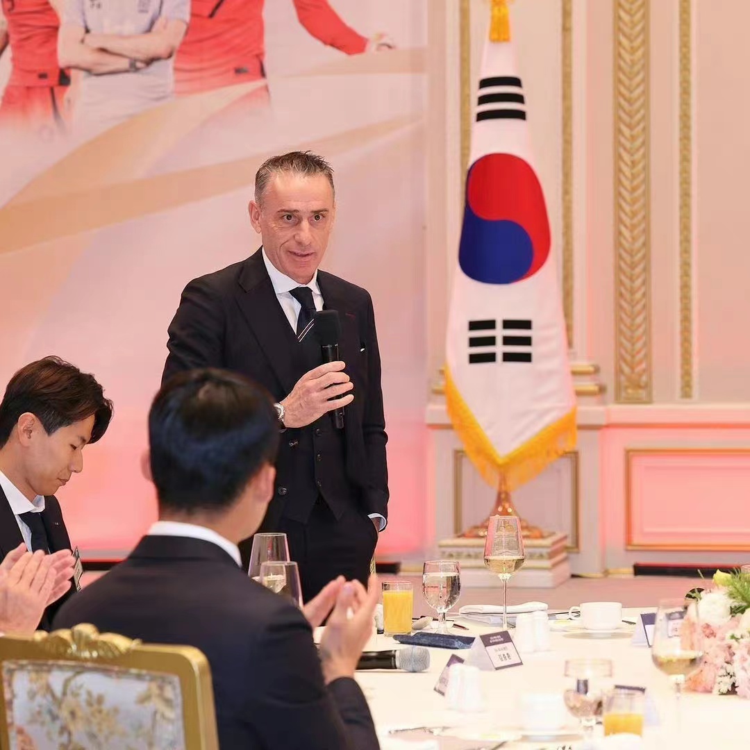 有牌面！孙兴慜和韩国总统、总统夫人站在一起，并赠送世界杯战袍