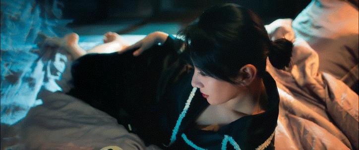 黄奕穿丝绸睡袍身材太好了，成熟有韵味女人好迷人