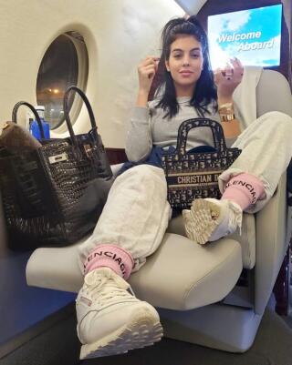 从柜姐到亿万富豪,从一名柜姐慢慢成为名模的由来