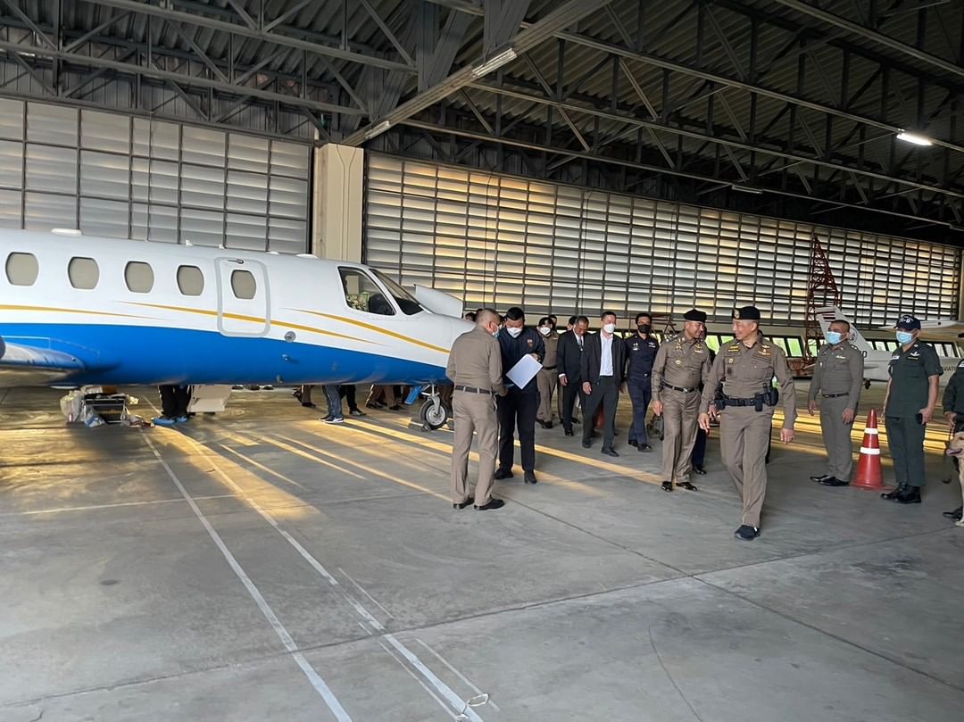 “灰产五虎”再折一人！私人飞机房产近百辆旅游巴士被警方查扣