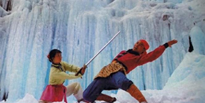 武侠片经典侠女恩仇录,80年代武侠片救出白衣服女侠