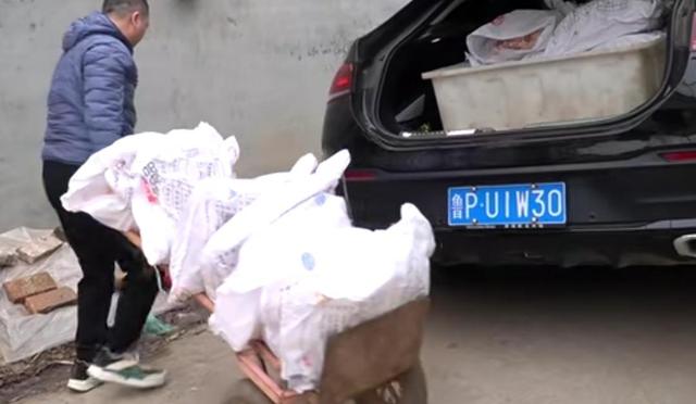 山东小伙摆摊卖零食,山东小哥摆地摊