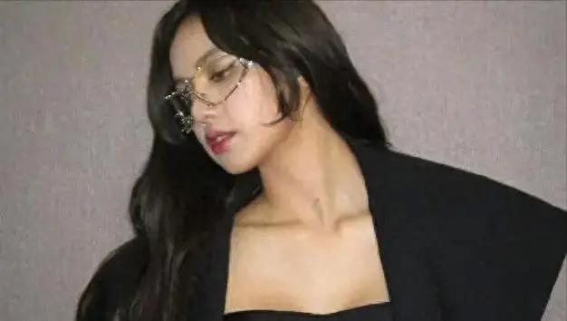 Lisa操作再引热议！晒大尺度照片、妆容变回泰妹，粉丝心疼其