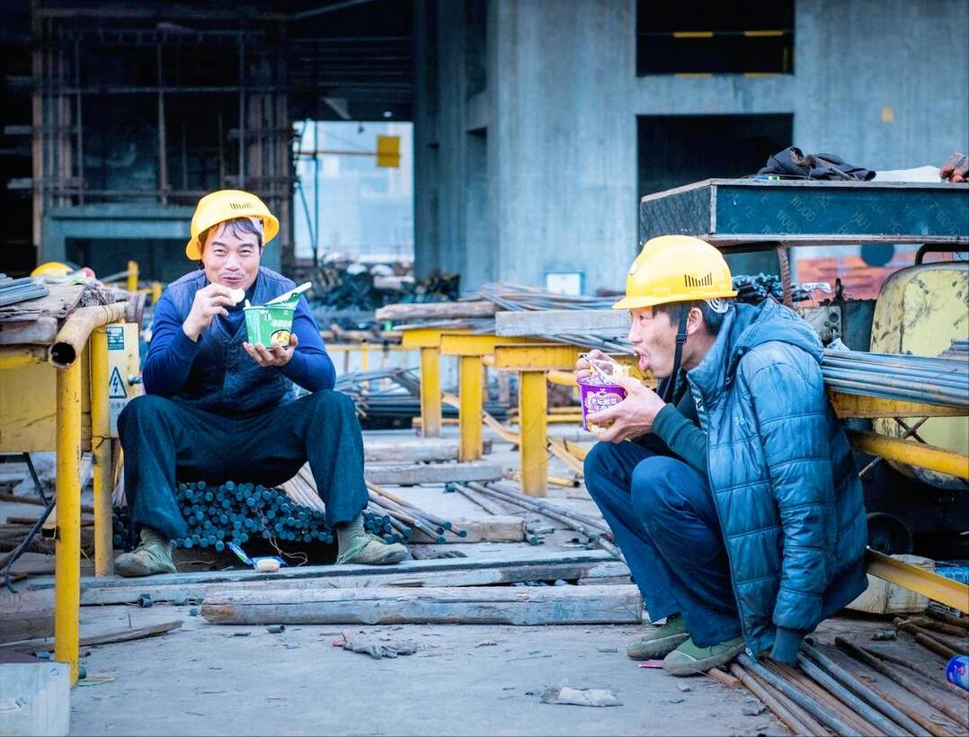 农民工买车买房真的很有钱吗,公务员和农民工哪个容易买房