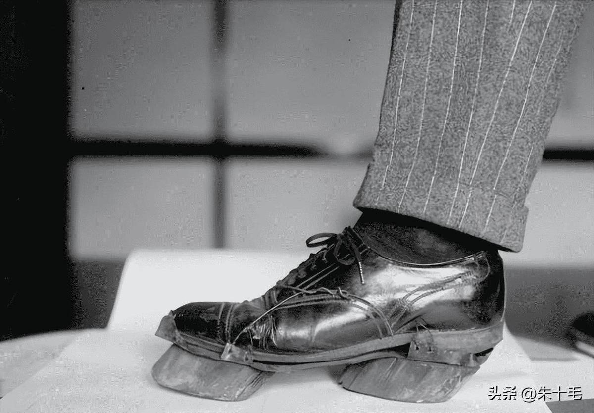 高清老照片：旗人格格大腿岔开豪放洗衣，地主三妻四妾不输女明星