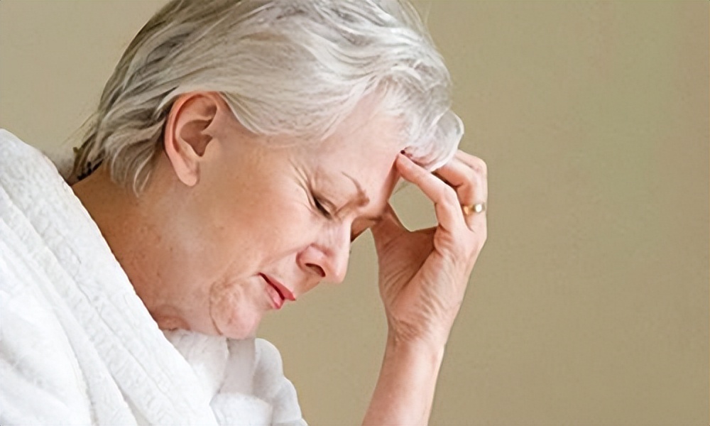 老年人感染新冠体温低于36,老年人感染了新冠体温37度