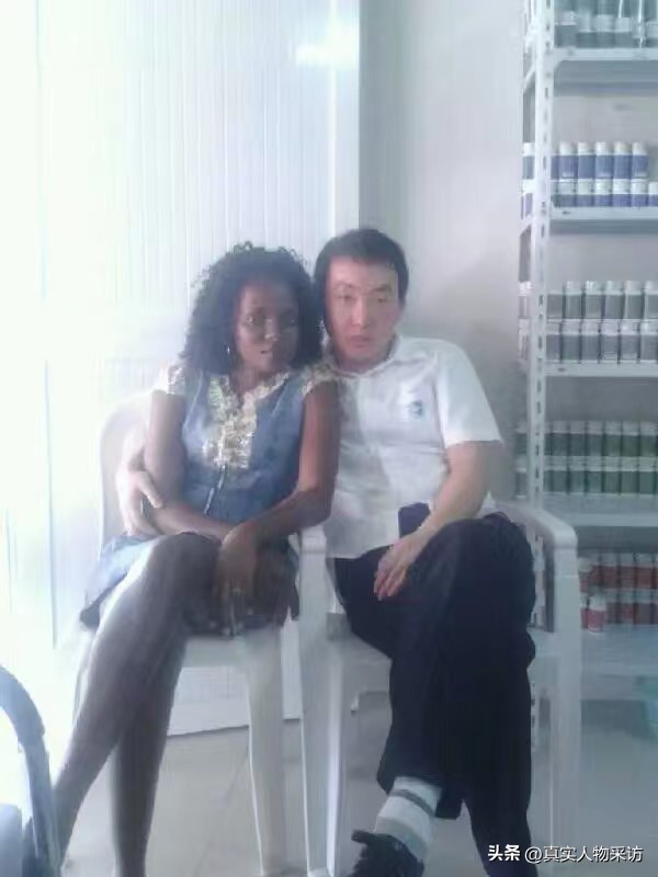 我吉林人,23岁到安哥拉务工,这里女多男少,竟可以娶四五个老婆