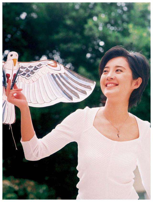 离婚18年，富豪丁健和许戈辉生下女儿，她的北大前妻如今怎样了？