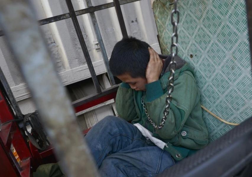 8岁男孩被锁在笼子里,七岁男孩被父亲锁笼子1年多