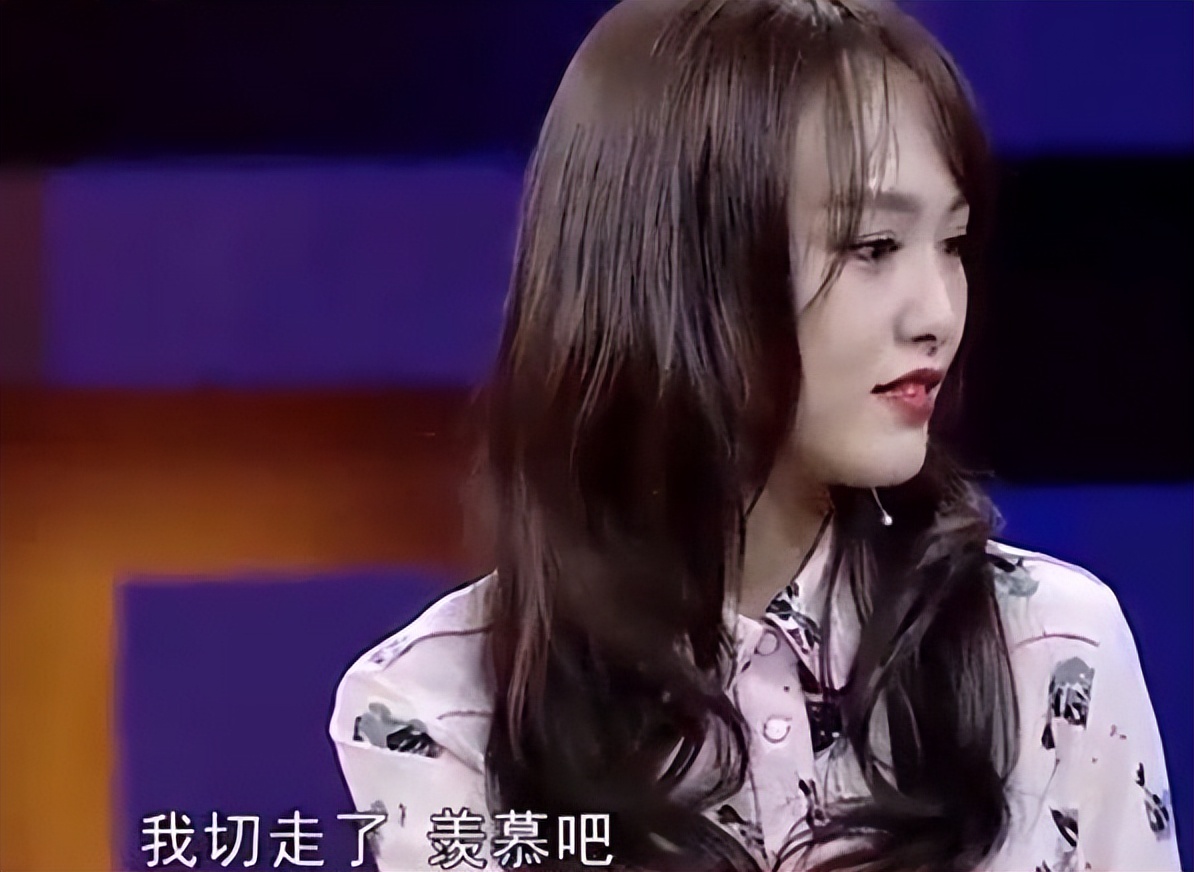 “花钱如流水”唐嫣：一个手机壳价值四万，她为何频穿假货走秀？