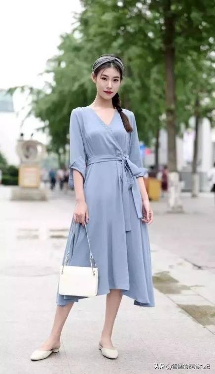 皮肤偏黄的女生适合什么颜色,皮肤偏黄的女生适合什么衣服