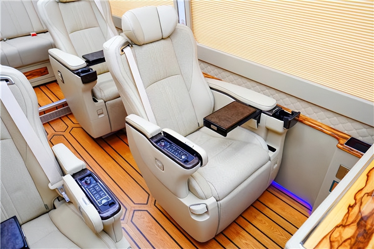 金旅考斯特和丰田考斯特区别,成都考斯特和丰田考斯特的区别