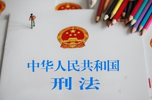 公公嫌儿媳乱花钱踢裂其脾脏,公公因儿媳乱用钱将其脾脏踢裂