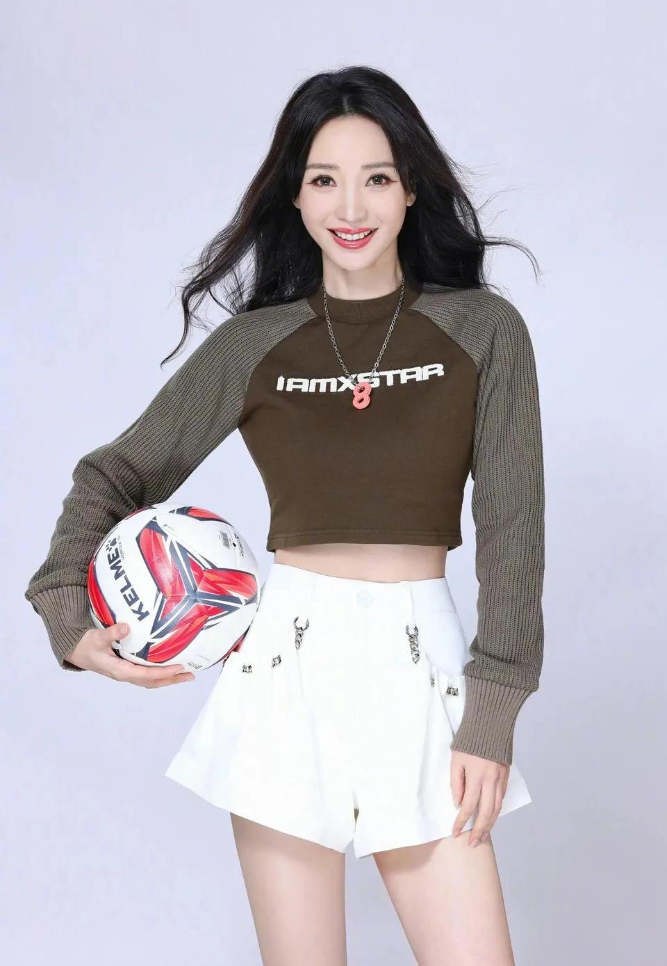 柳岩世界杯狂欢夜变身足球宝贝,世界杯柳岩化身足球宝贝