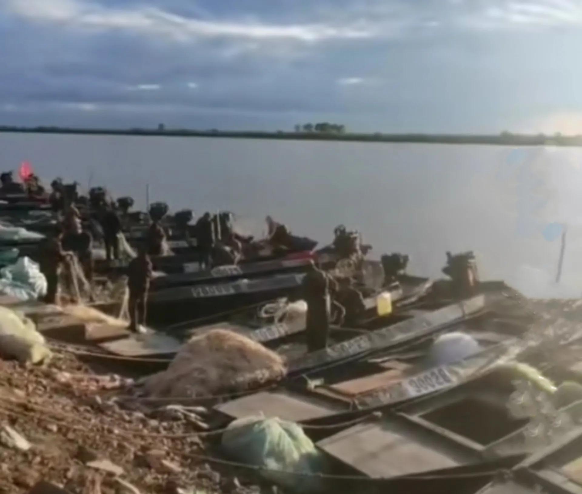 渔民误捕“海猪”果断放生,黑龙江渔民捕获300斤重大鱼放生