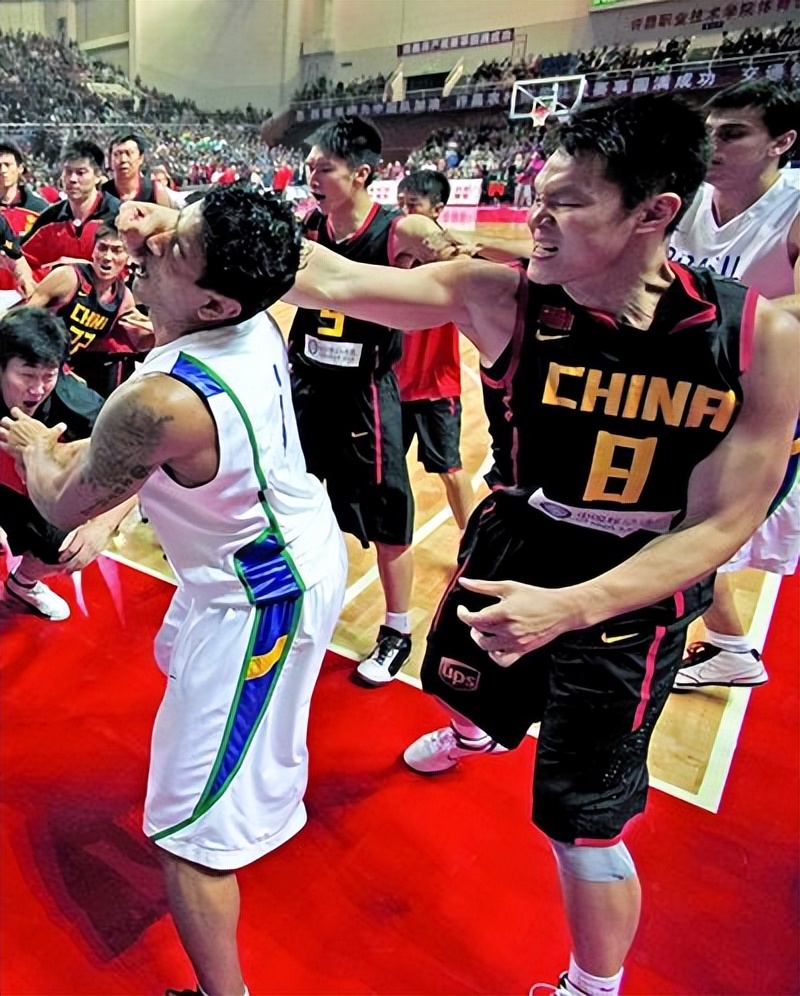 打架带个球？黑人球员恶意抱摔国人，并追着打！