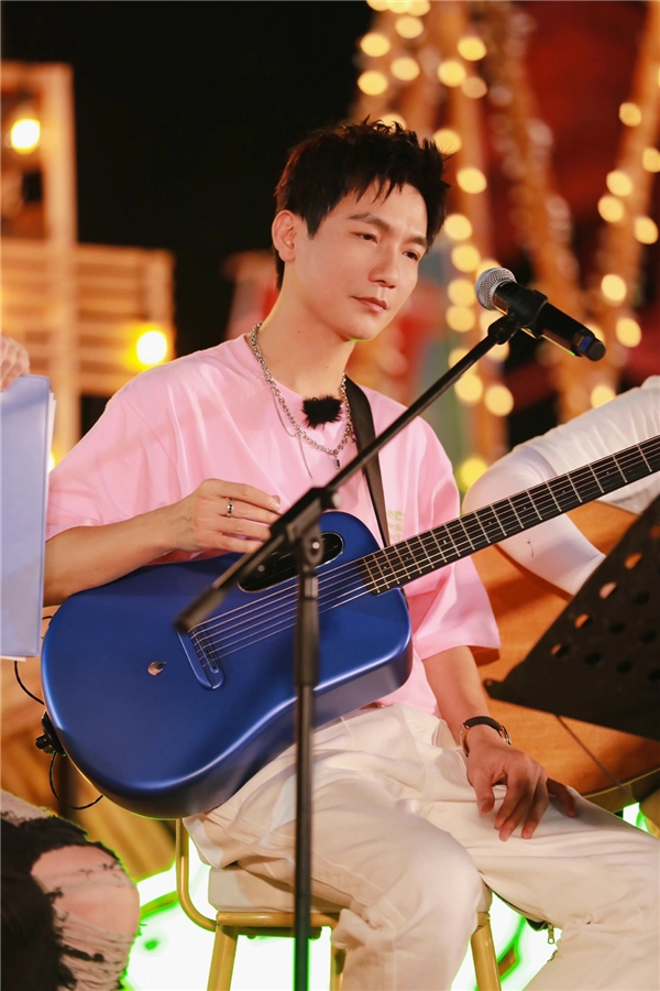 综艺快乐再出发最新,综艺节目里用的同款民谣吉他