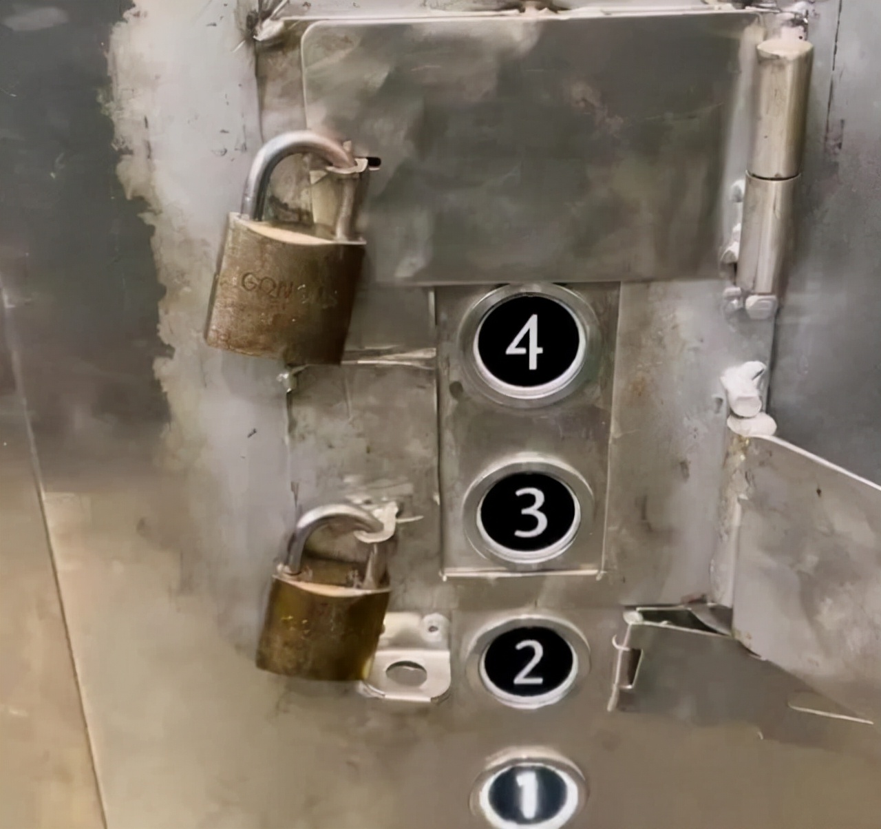 电梯被锁住停止运转会咋样,电梯被锁