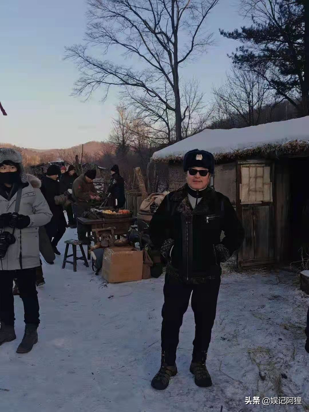 制片冰面被捆4小时,浇17桶冷水!不为人知的剧组“背面”