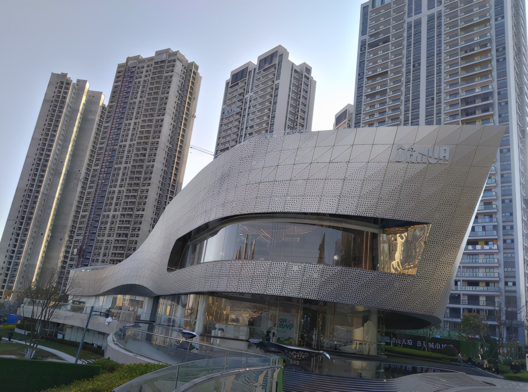 昆明大华公园天下可看大型公墓并与回迁房同区，容积率高达5.0