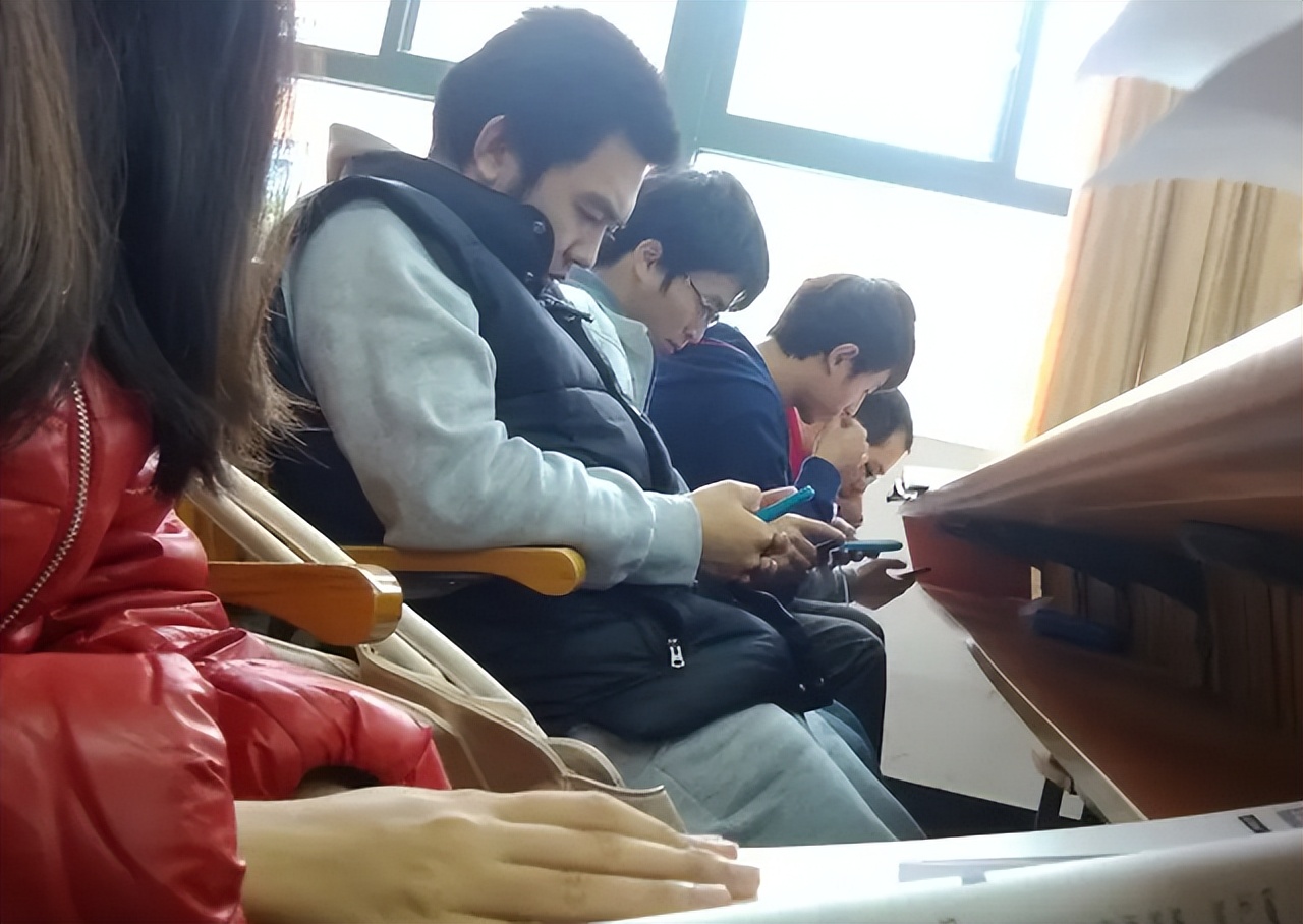 大学毕业后玩游戏的下场有多严重,名校毕业沉迷游戏不爱和家人沟通